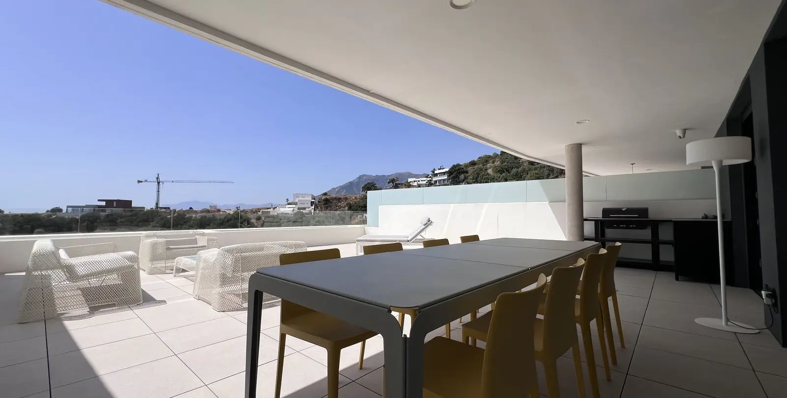 Venta de apartamento en planta media en Altos de los Monteros 41