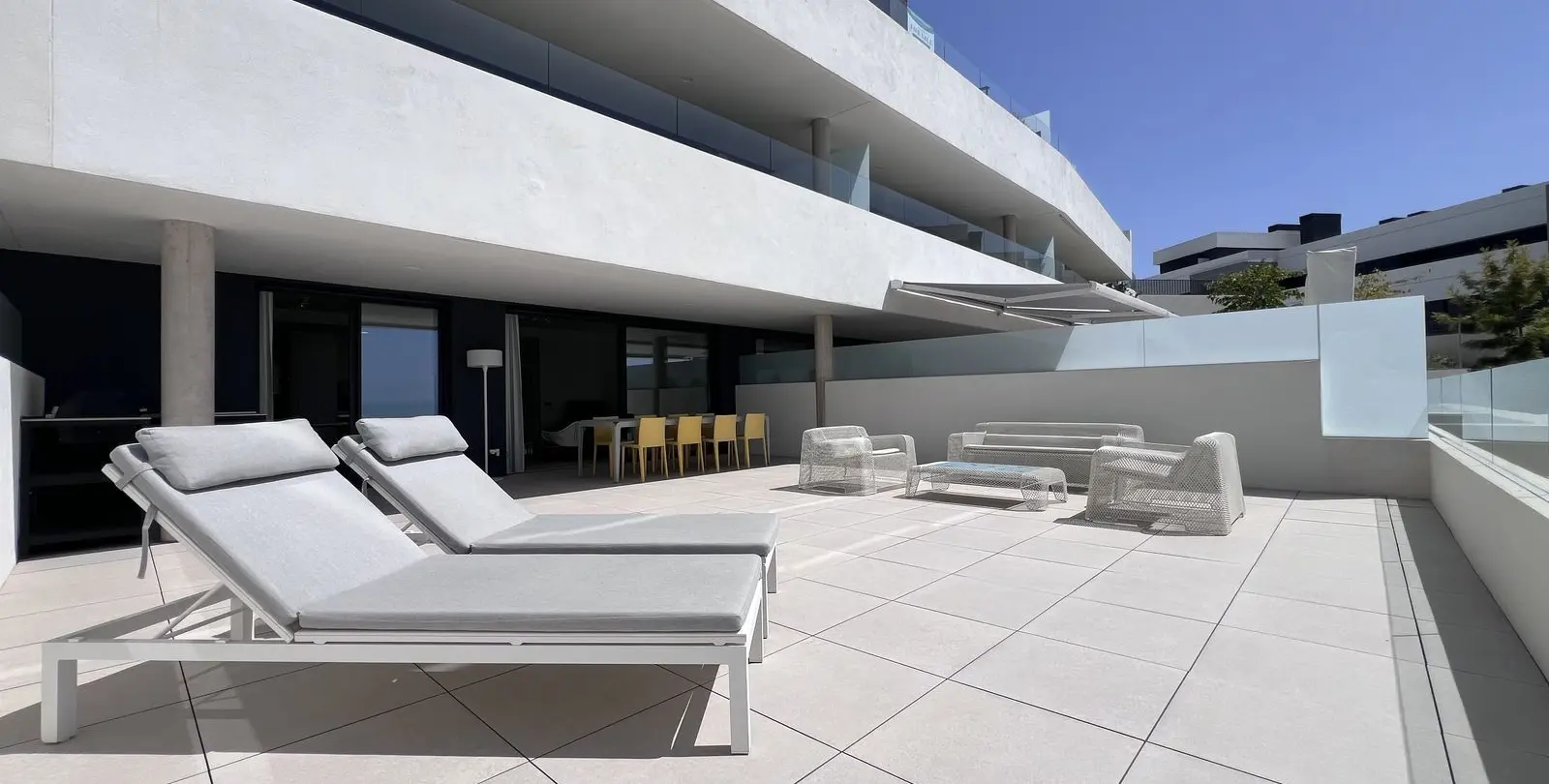 Venta de apartamento en planta media en Altos de los Monteros 43