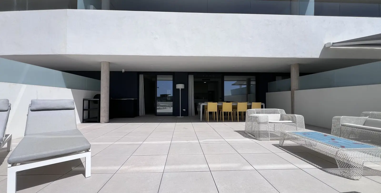 Venta de apartamento en planta media en Altos de los Monteros 44