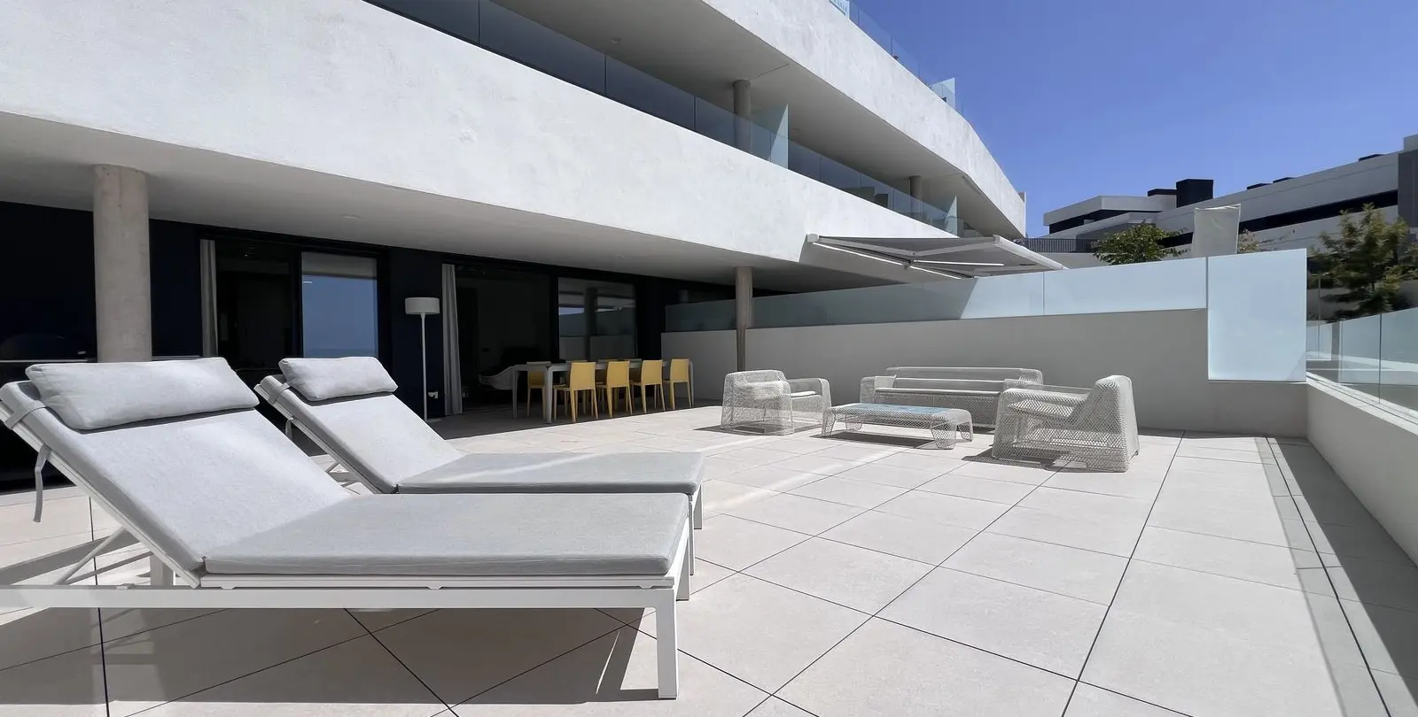 Venta de apartamento en planta media en Altos de los Monteros 45