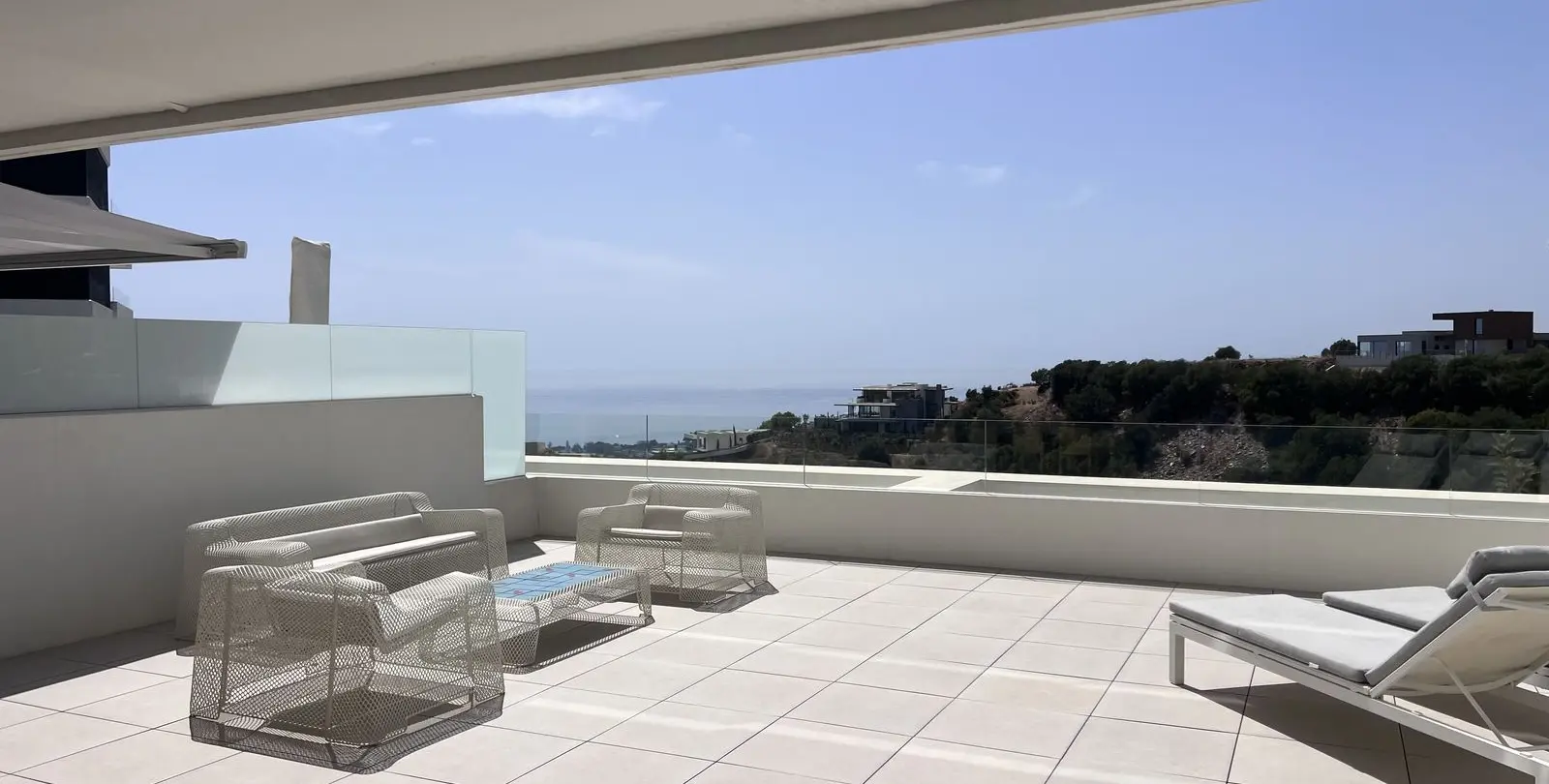 Venta de apartamento en planta media en Altos de los Monteros 46