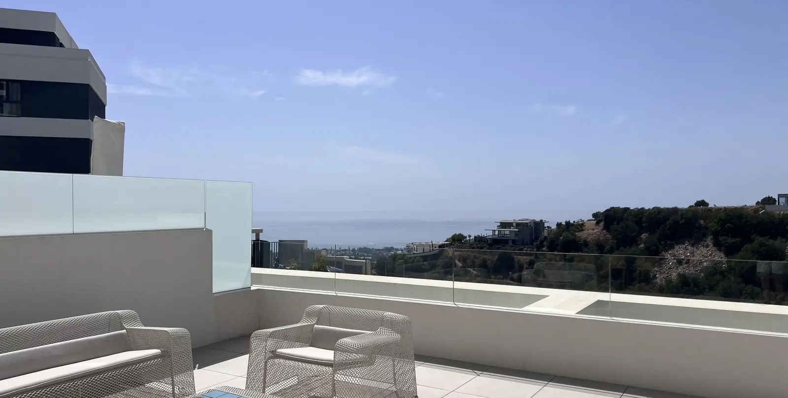 Venta de apartamento en planta media en Altos de los Monteros 47