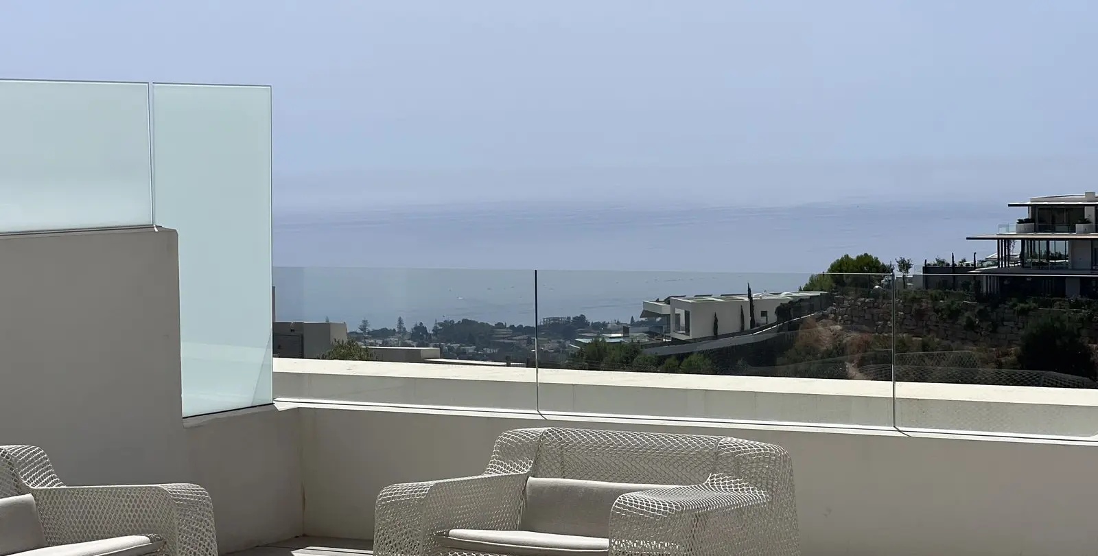 Venta de apartamento en planta media en Altos de los Monteros 48
