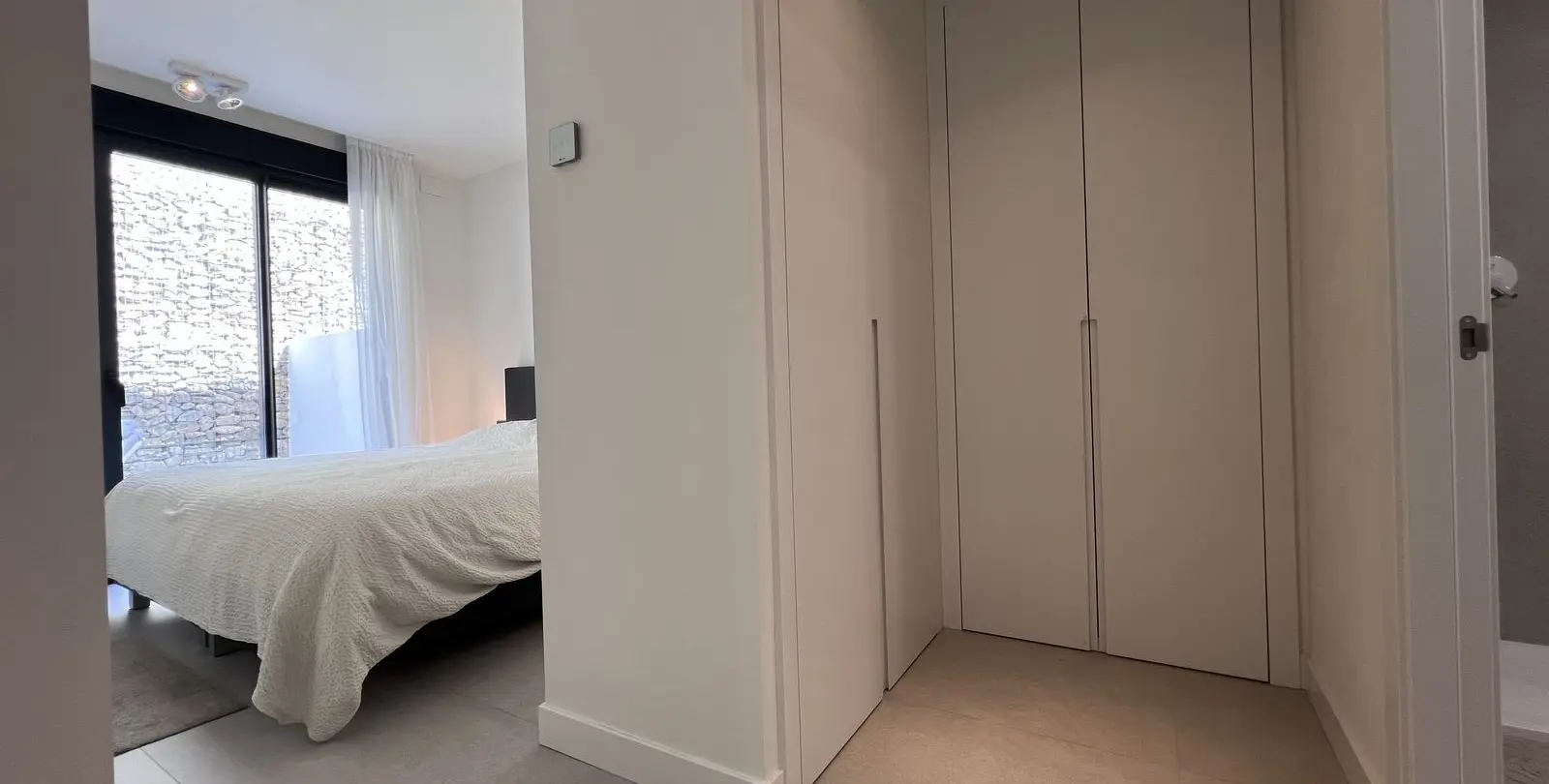 Venta de apartamento en planta media en Altos de los Monteros 49