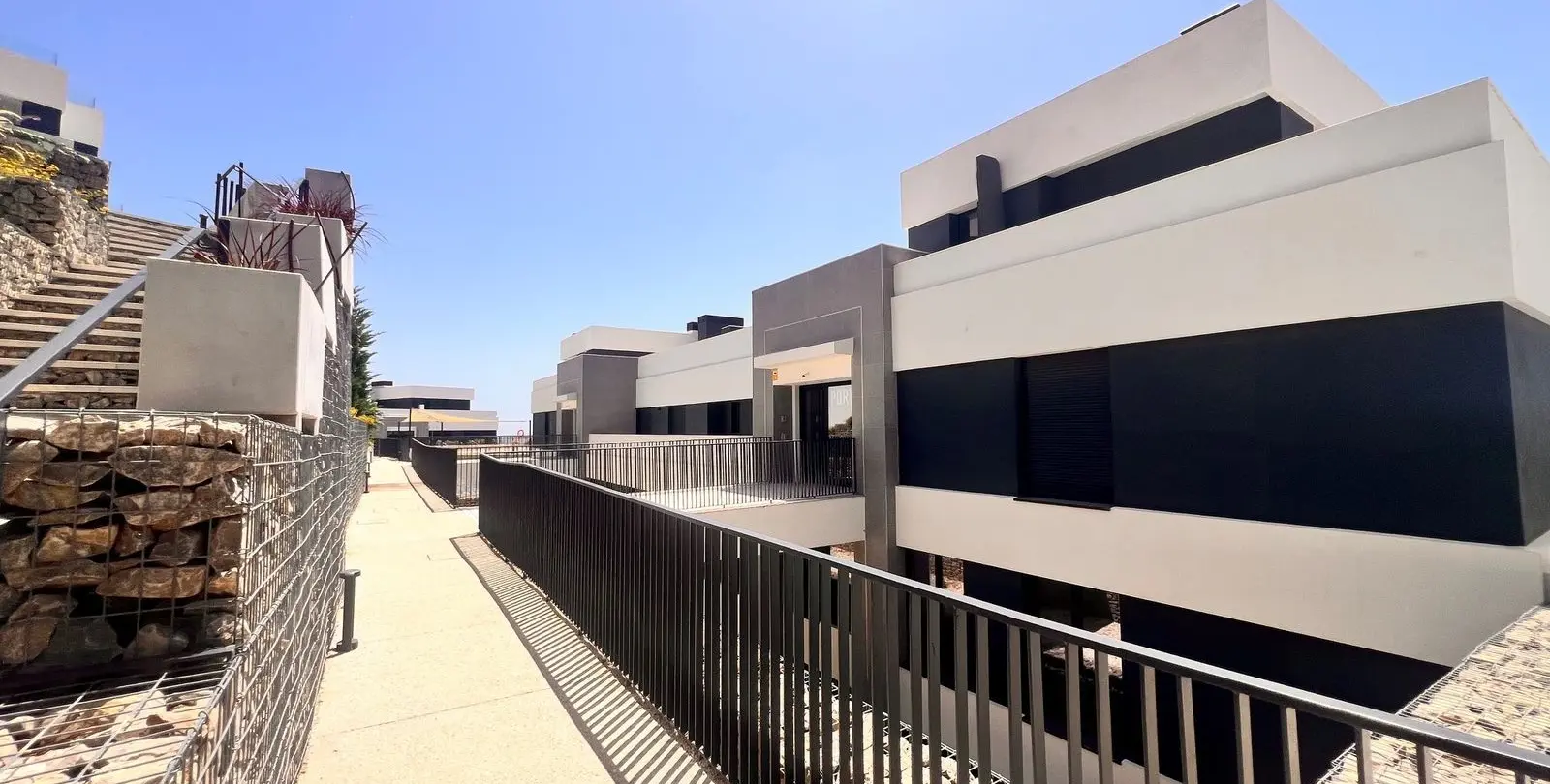 Venta de apartamento en planta media en Altos de los Monteros 52