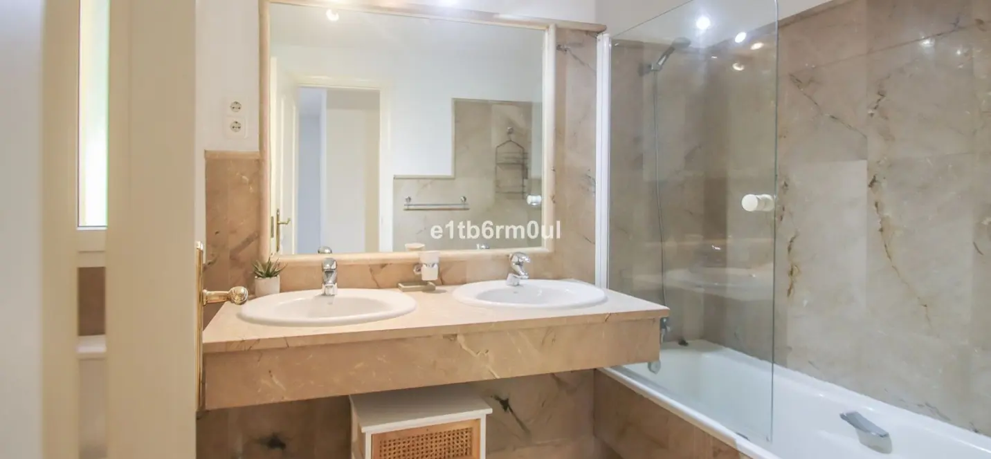 Venta de apartamento en planta baja en Nueva Andalucía 3