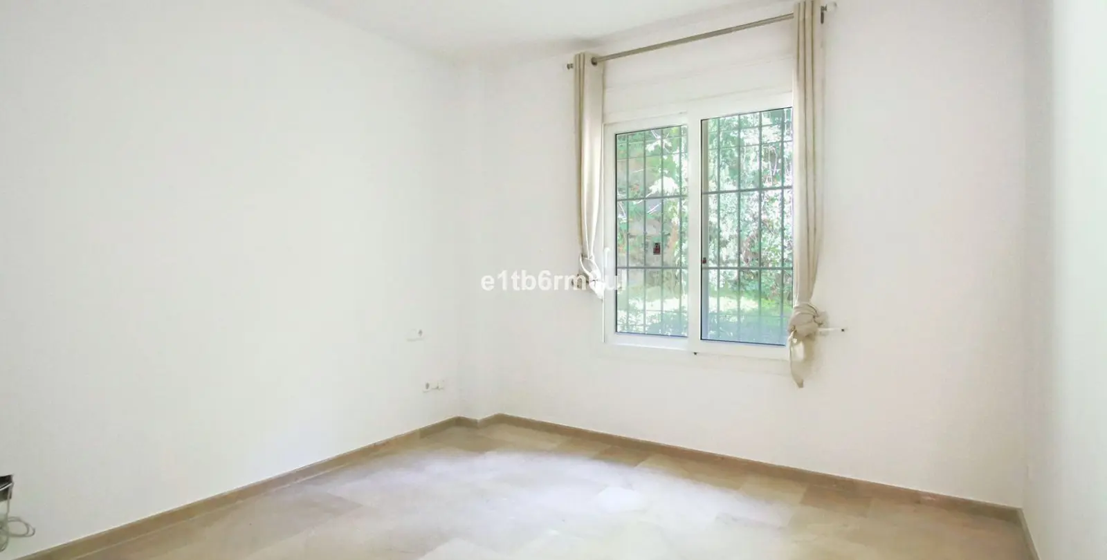 Sale of ground floor apartment in Nueva Andalucía 6