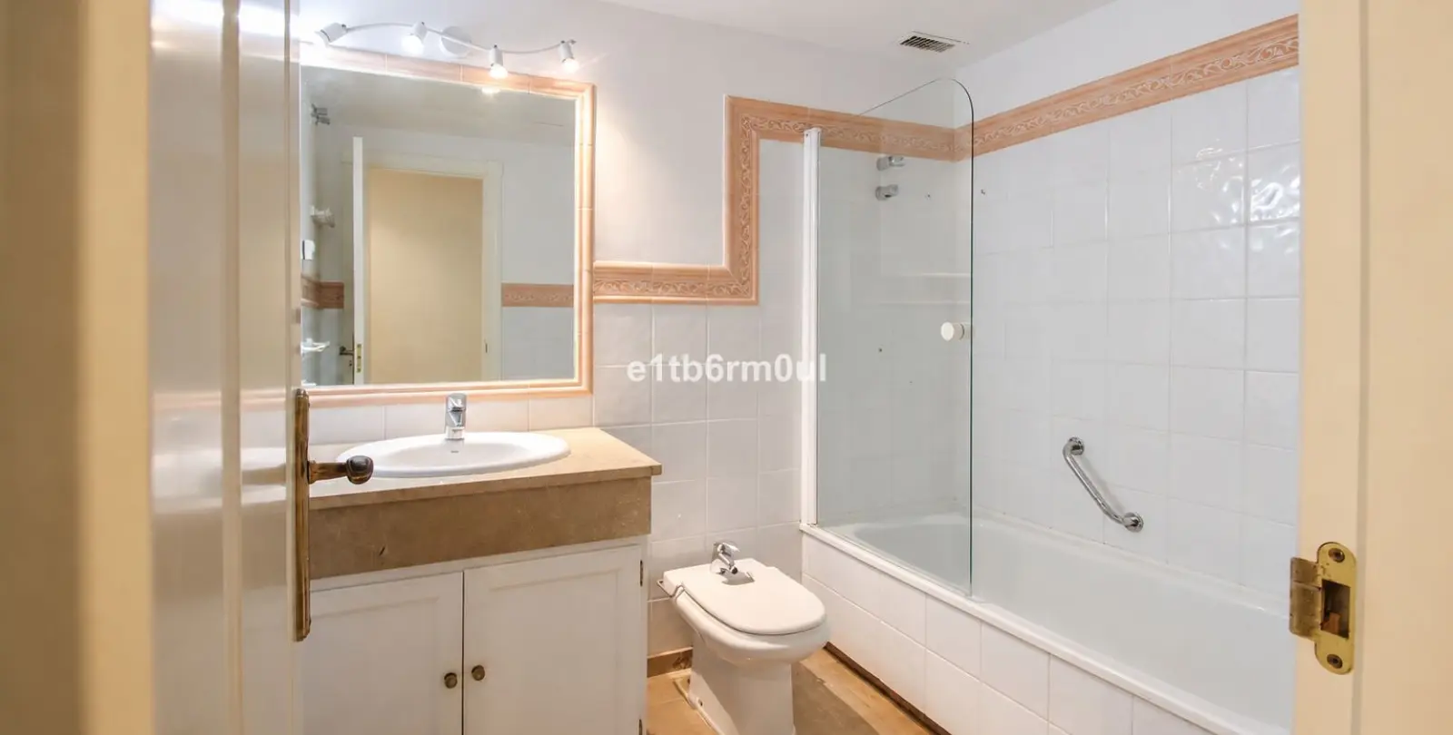 Sale of ground floor apartment in Nueva Andalucía 10