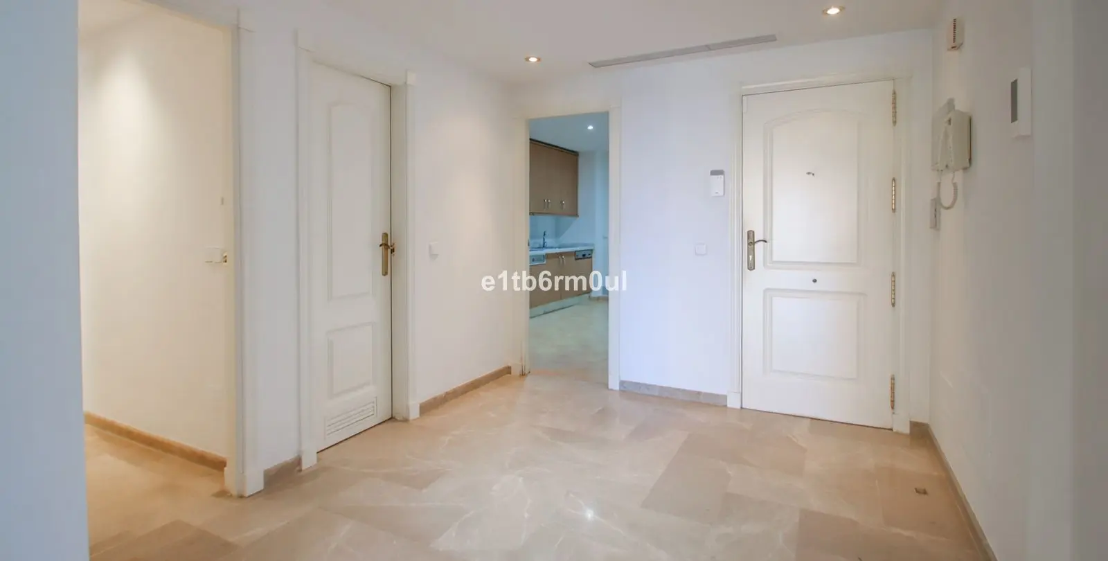 Sale of ground floor apartment in Nueva Andalucía 11