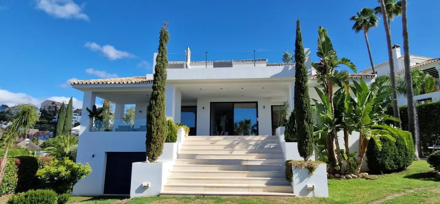 Продажа  отдельно стоящей виллы в Nueva Andalucía 0