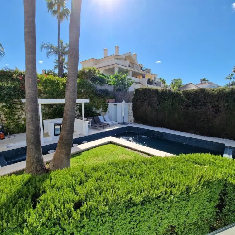 Продажа  отдельно стоящей виллы в Nueva Andalucía