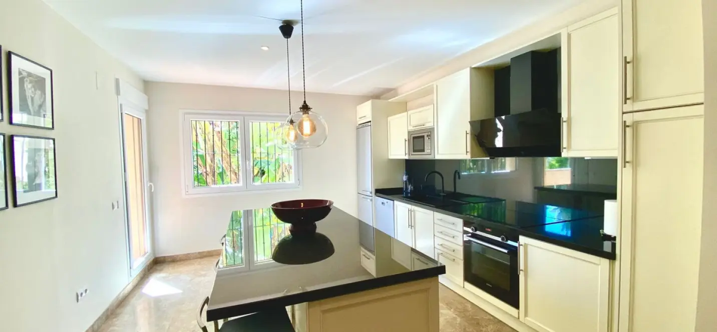 Long-term rent of middle floor apartment in The Golden Mile 2
