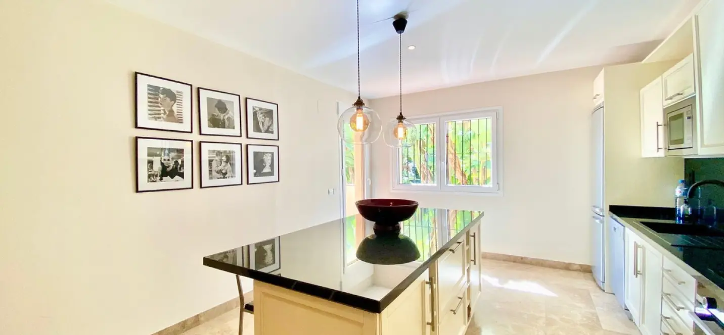 Long-term rent of middle floor apartment in The Golden Mile 3