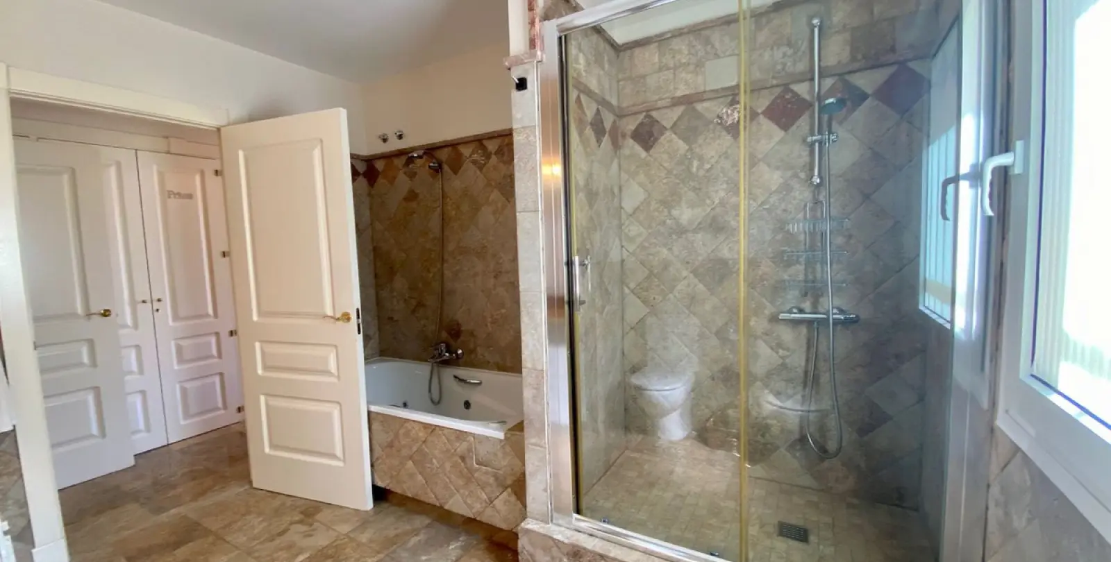 Long-term rent of middle floor apartment in The Golden Mile 20