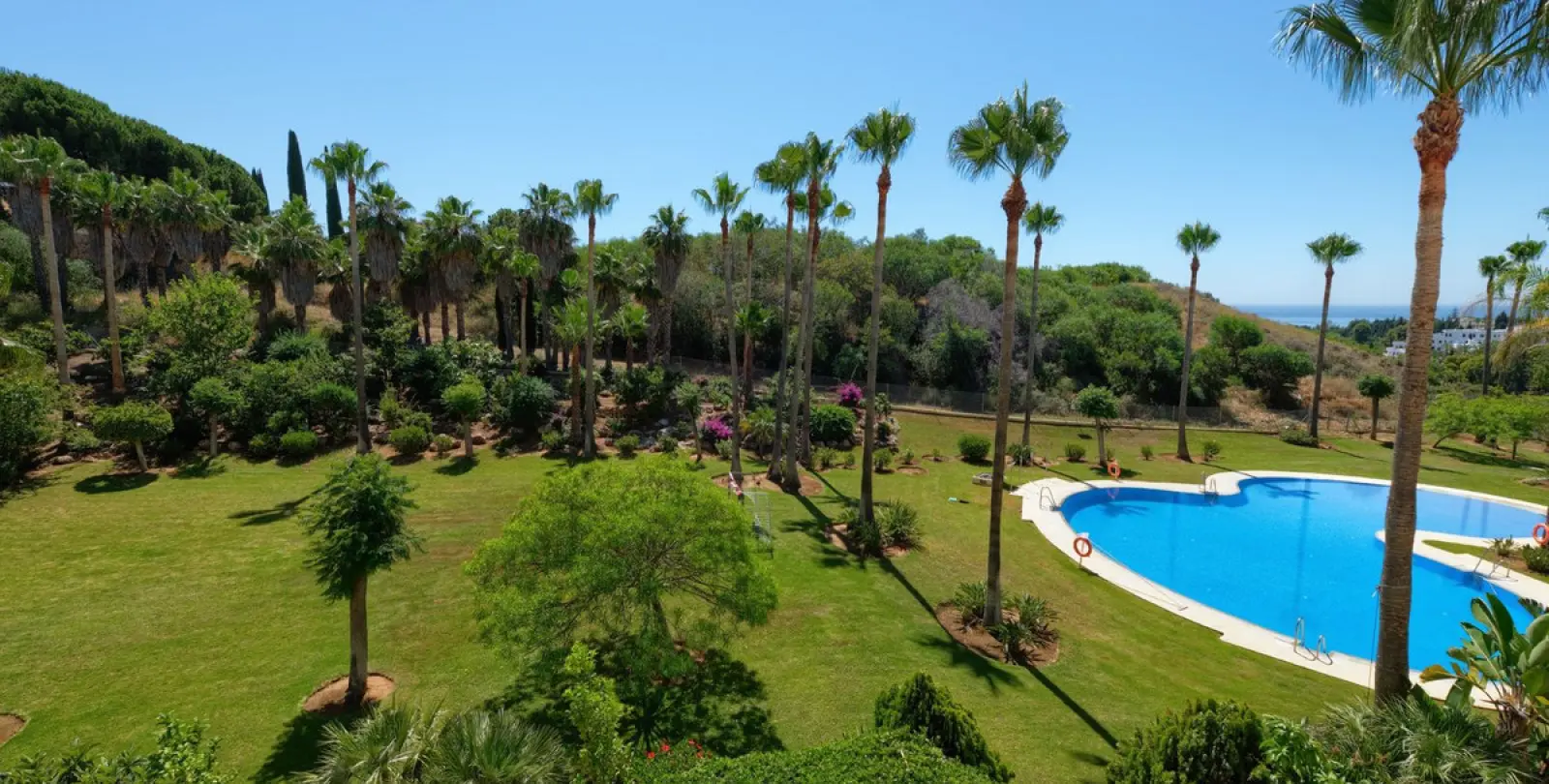 Long-term rent of middle floor apartment in The Golden Mile 31