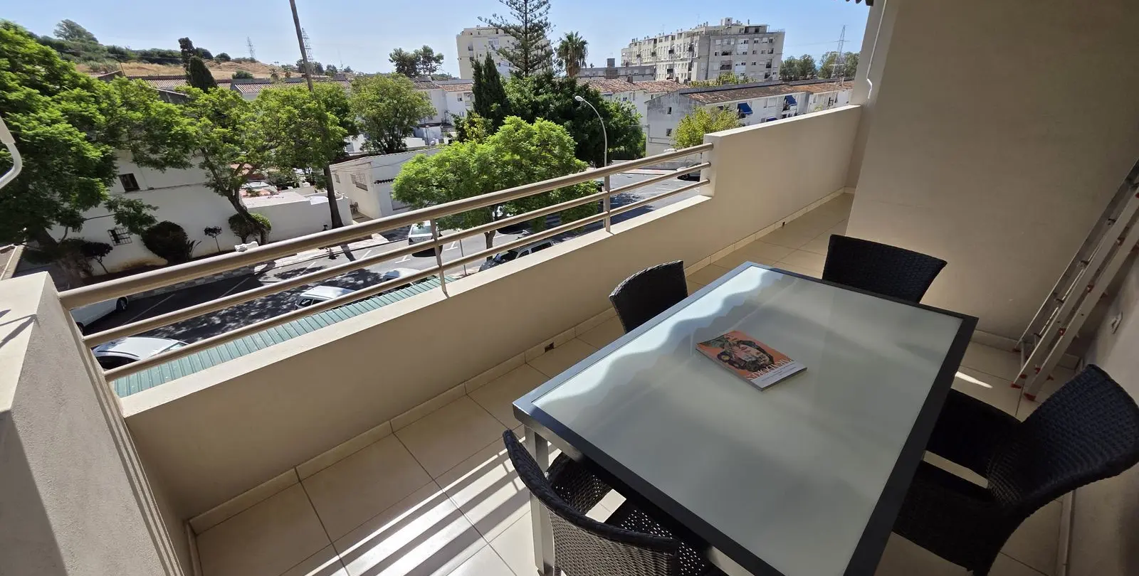 Sale of middle floor apartment in Nueva Andalucía 2