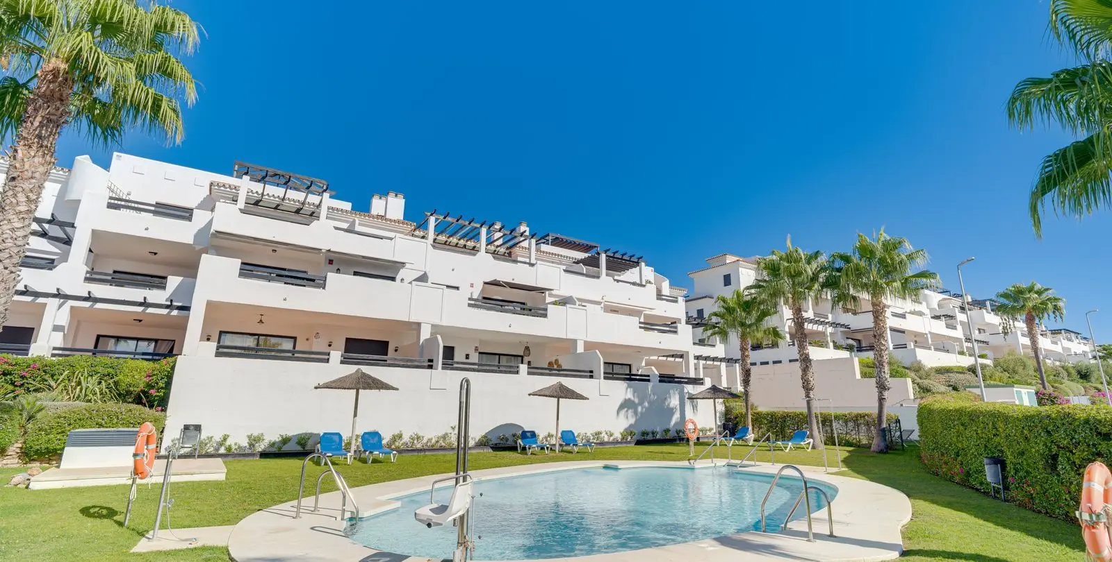Sale of middle floor apartment in Casares Playa 1