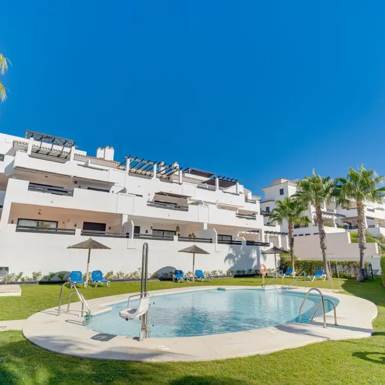 Sale of middle floor apartment in Casares Playa
