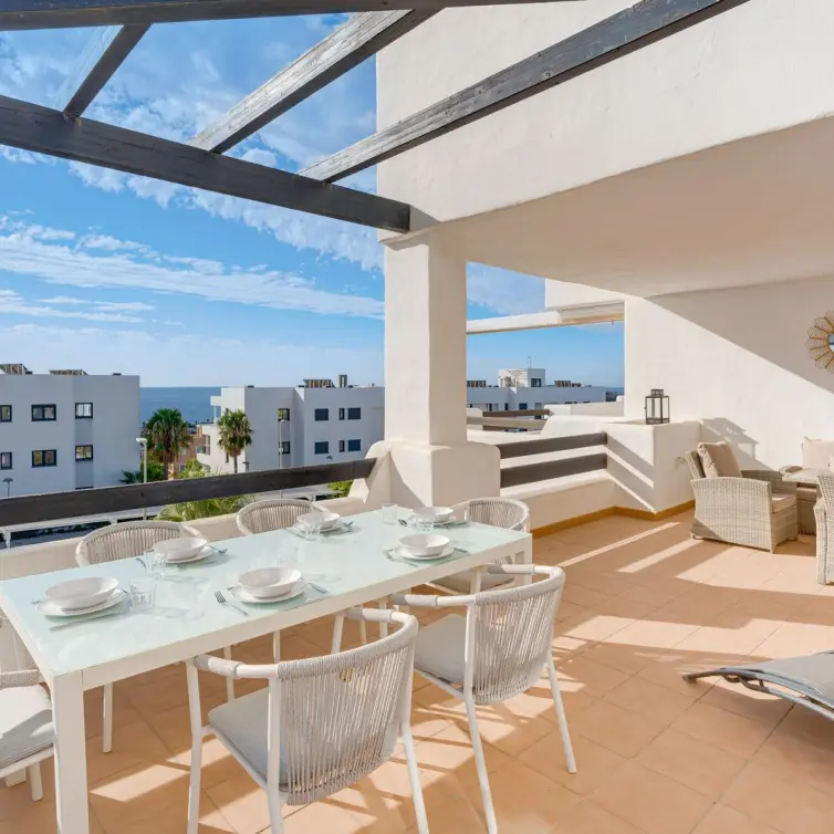 Sale of middle floor apartment in Casares Playa