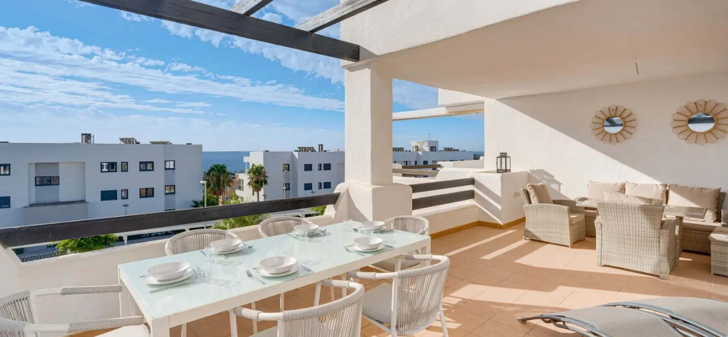 Sale of middle floor apartment in Casares Playa 1