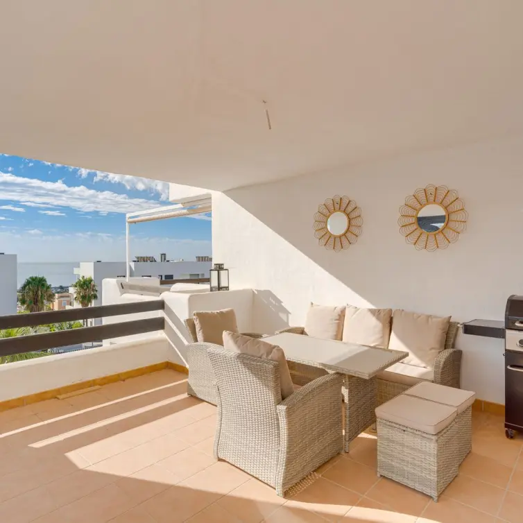 Sale of middle floor apartment in Casares Playa