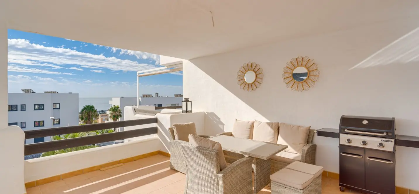 Sale of middle floor apartment in Casares Playa 2