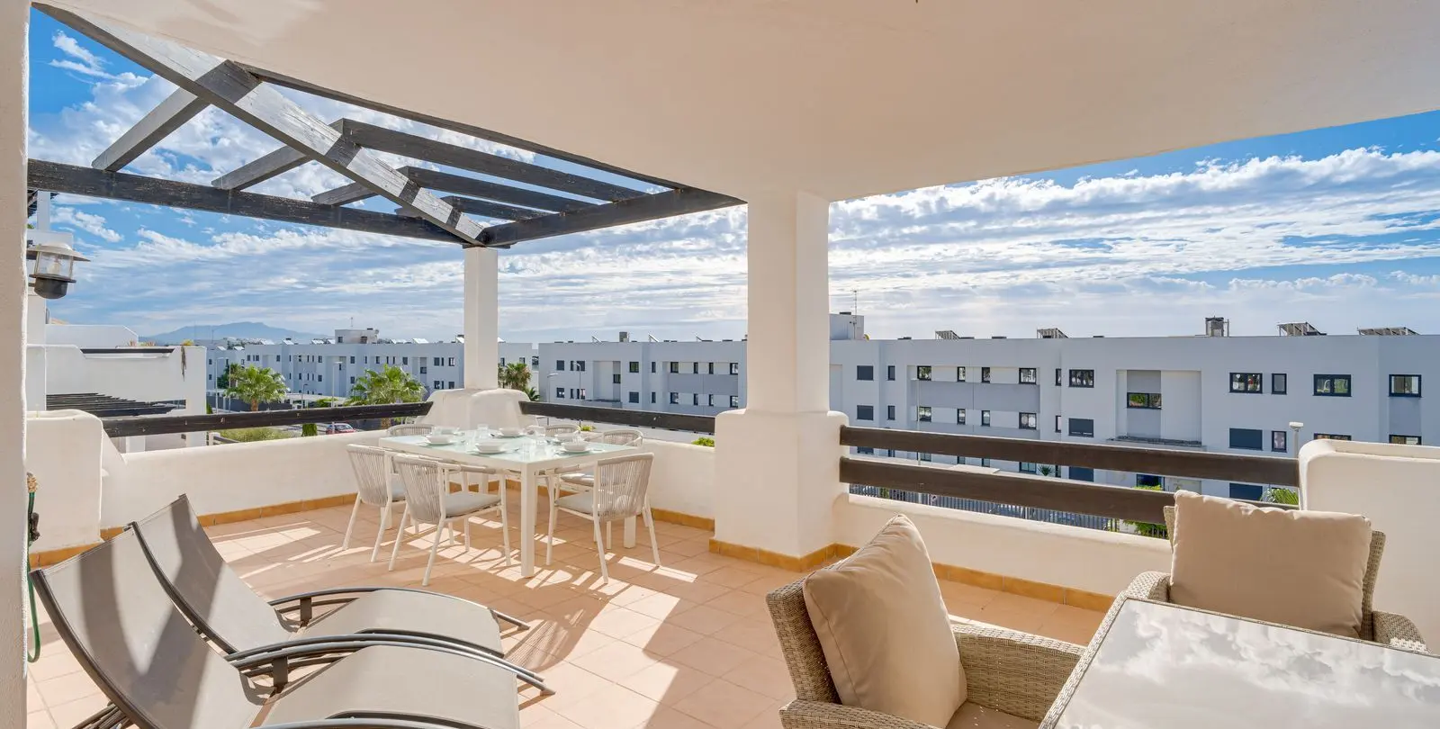 Sale of middle floor apartment in Casares Playa 6