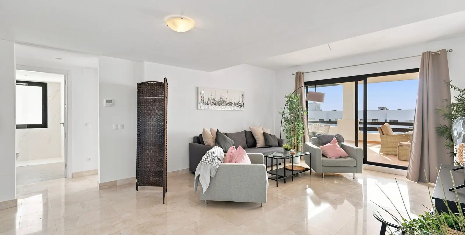 Sale of middle floor apartment in Casares Playa 9