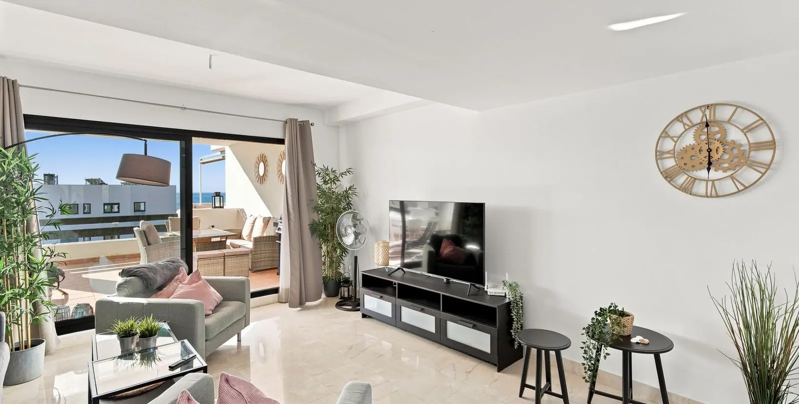 Sale of middle floor apartment in Casares Playa 10