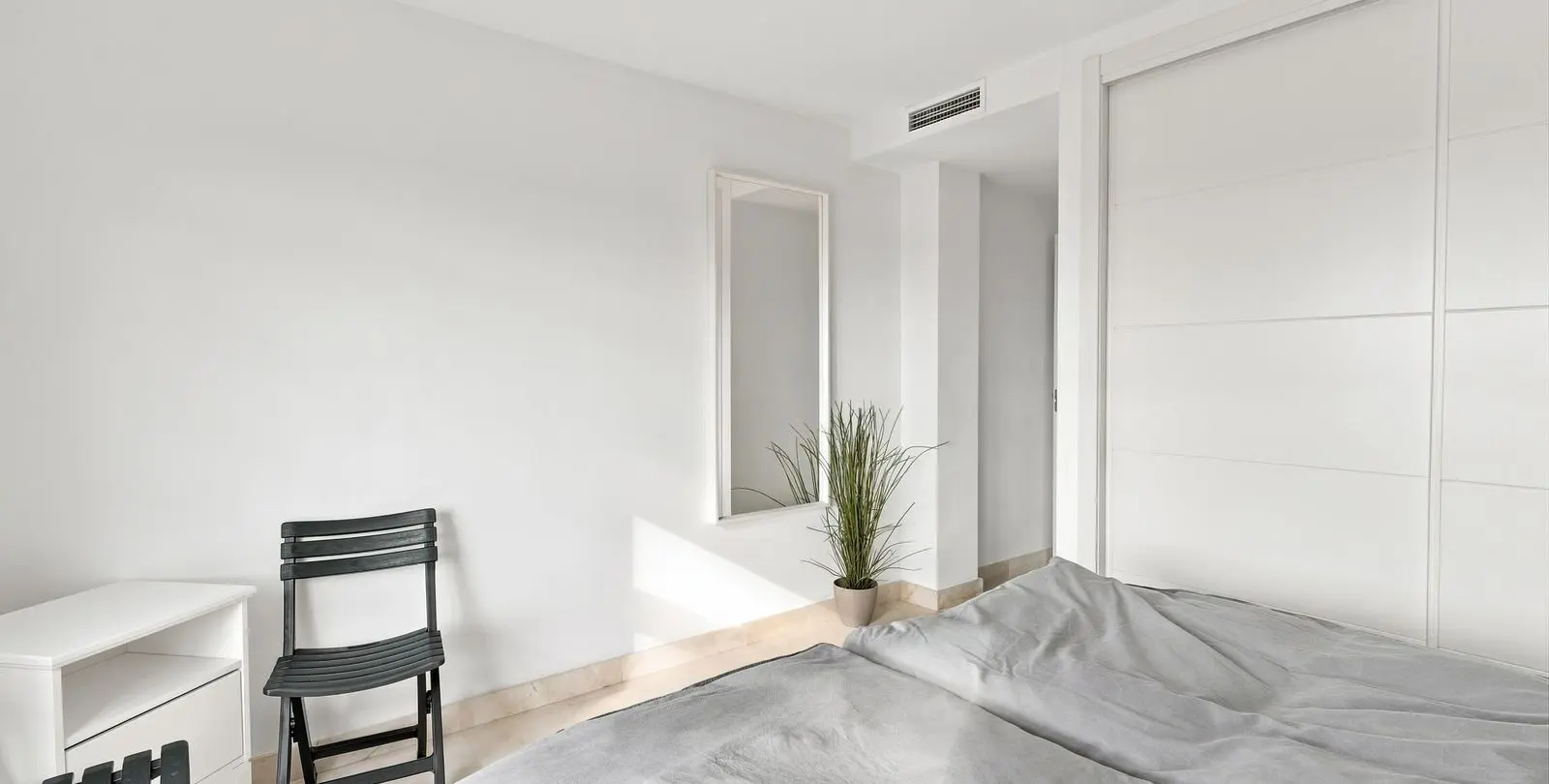 Sale of middle floor apartment in Casares Playa 18