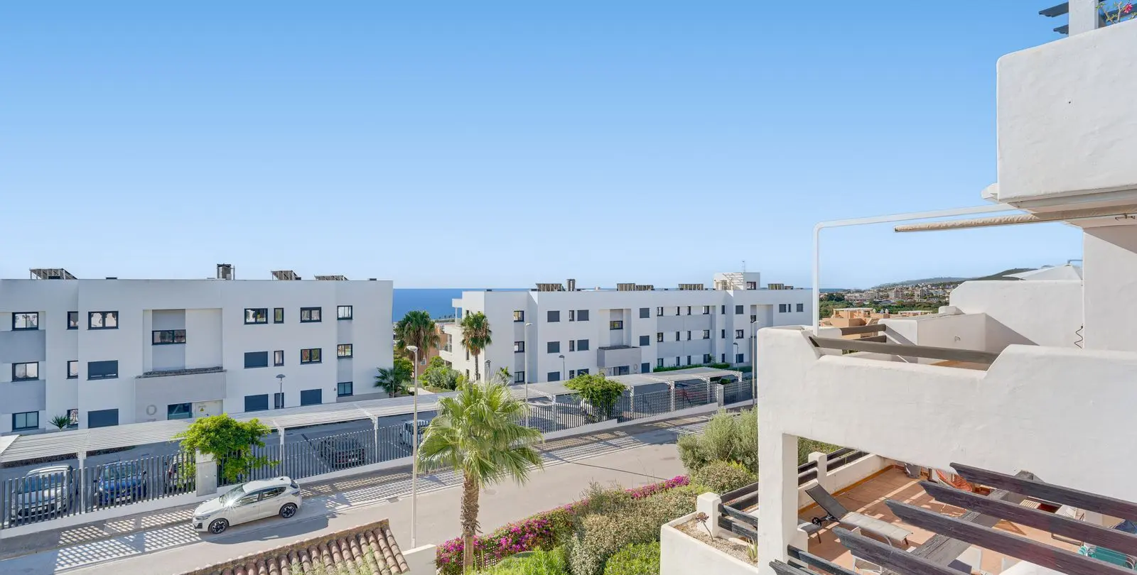 Sale of middle floor apartment in Casares Playa 25