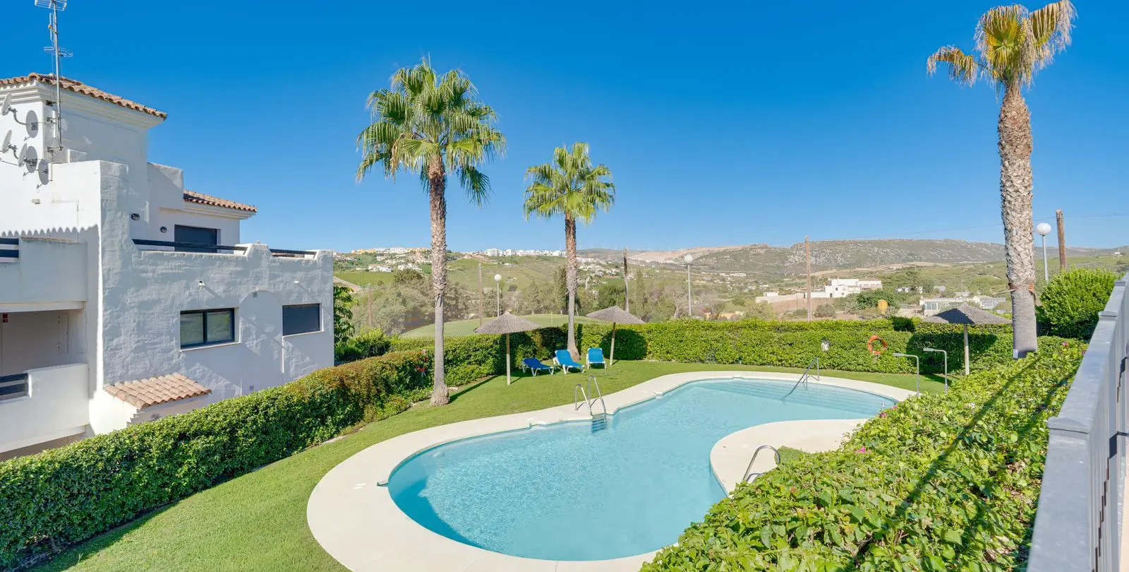Sale of middle floor apartment in Casares Playa 27