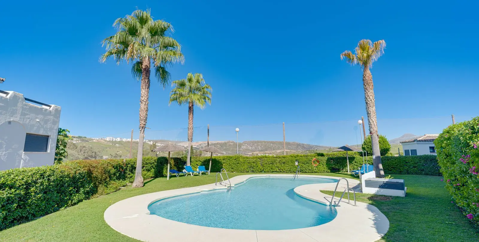 Sale of middle floor apartment in Casares Playa 28