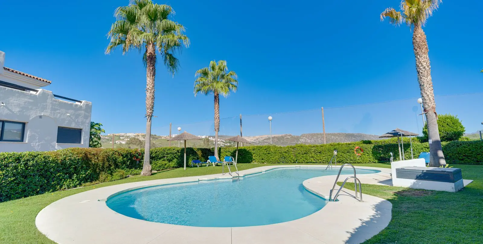 Sale of middle floor apartment in Casares Playa 29