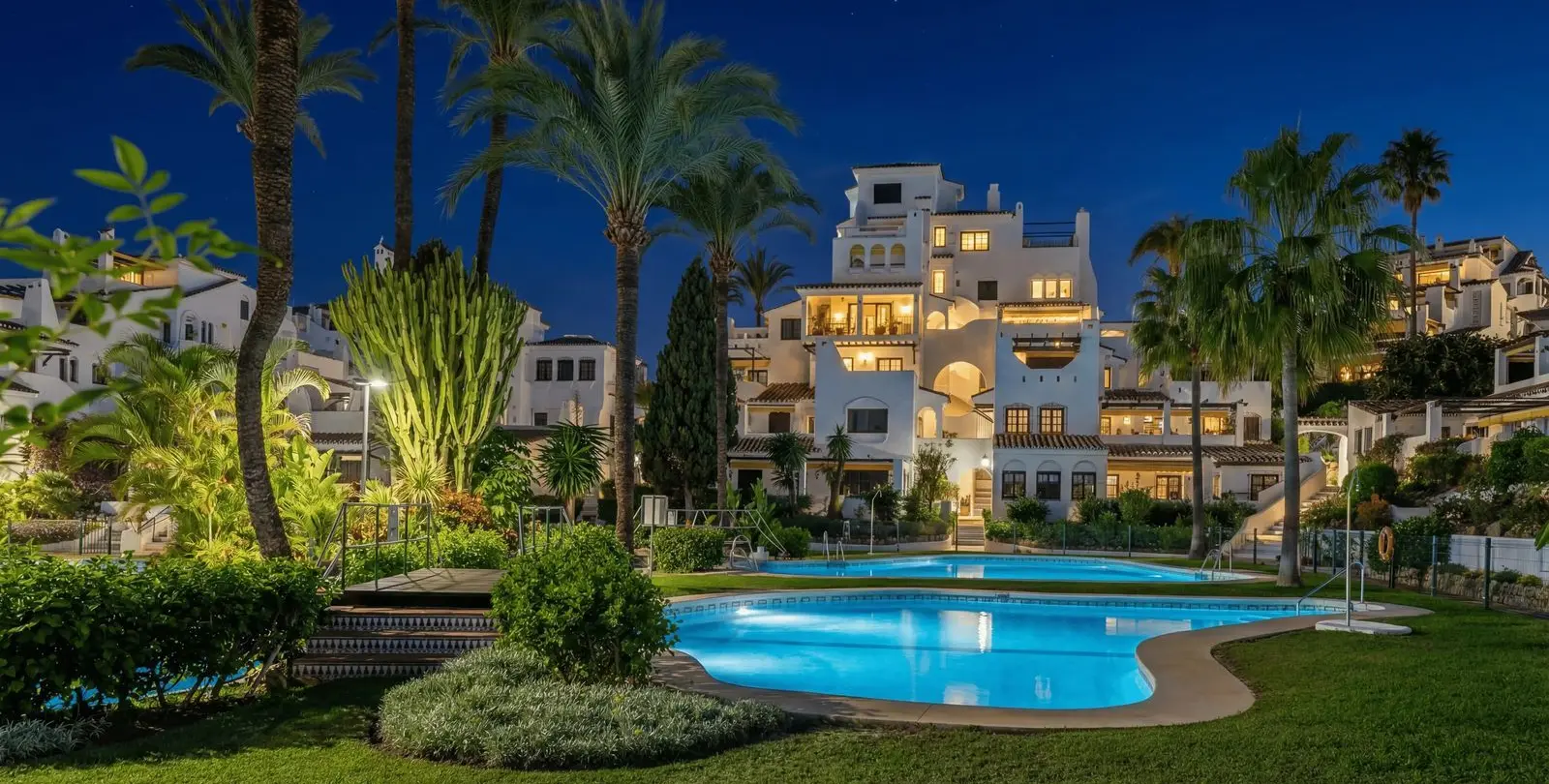 Venta de ático dúplex en Nueva Andalucía 24