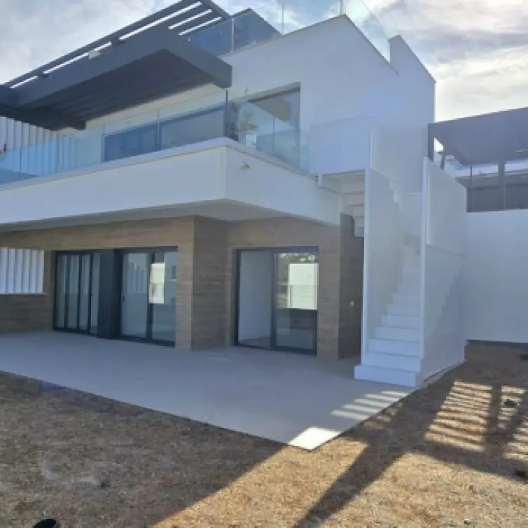 Alquiler a largo plazo de casa pareada en Atalaya