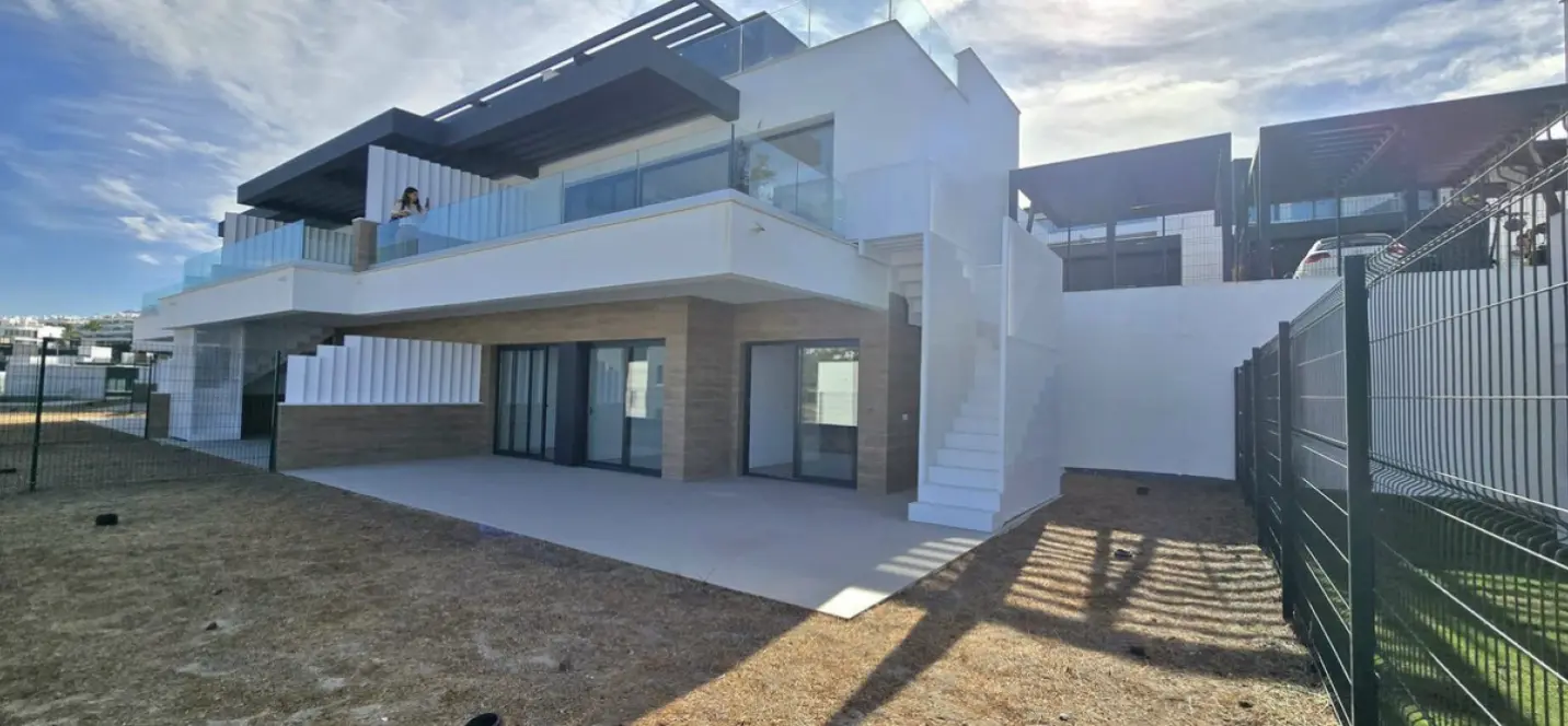 Alquiler a largo plazo de casa pareada en Atalaya 1