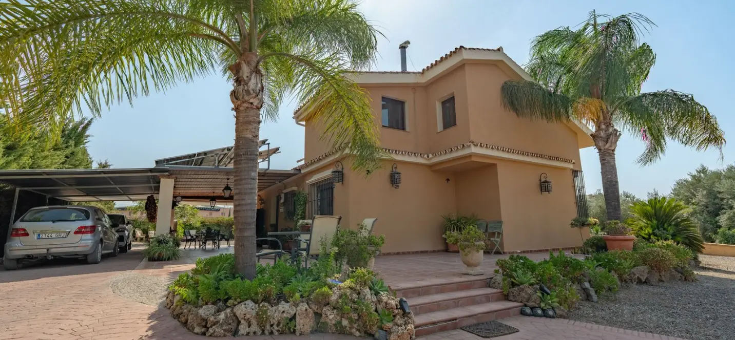 Sale of detached villa in Coín 1