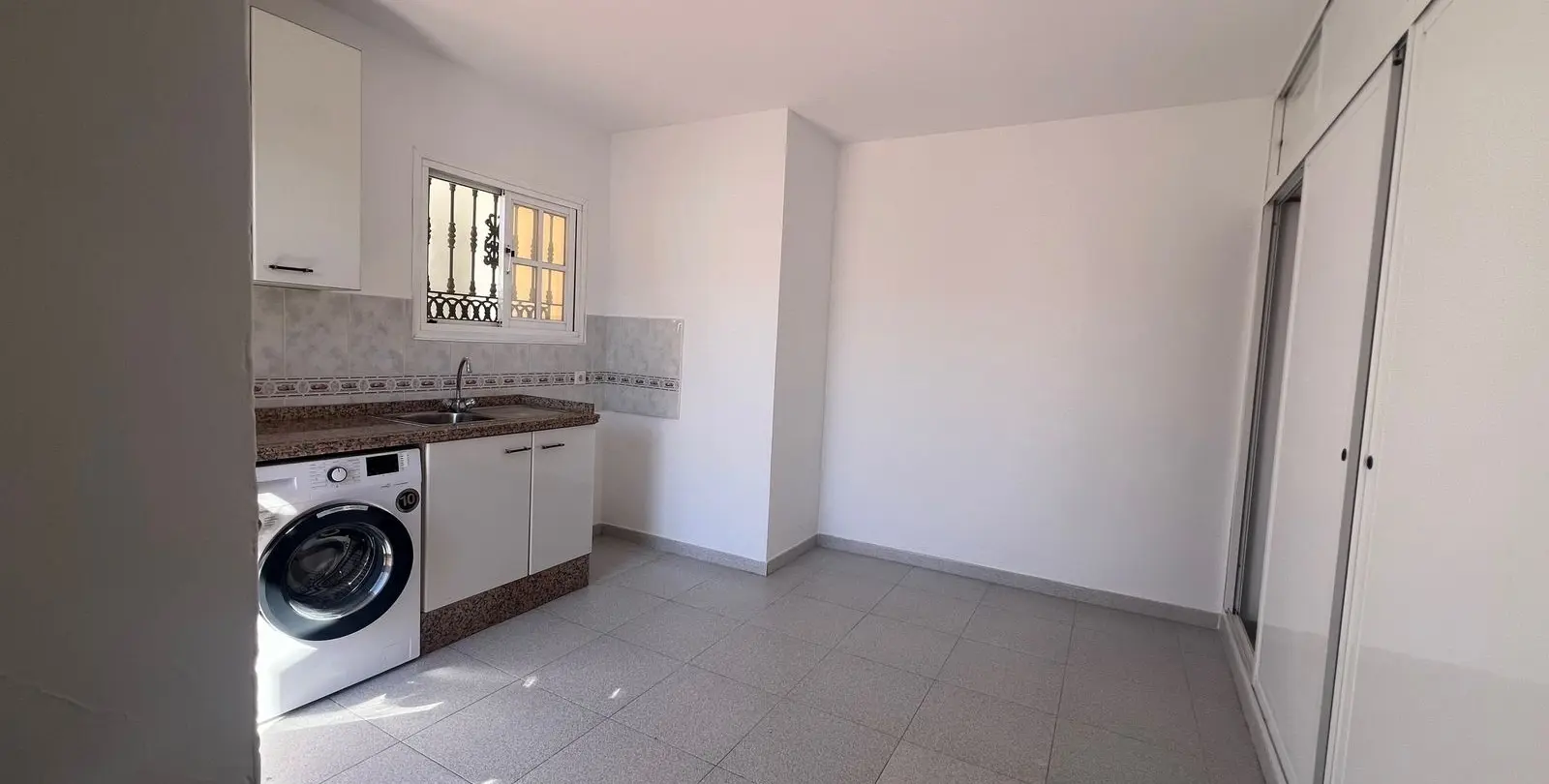 Продажа дома на две семьи в Estepona 41