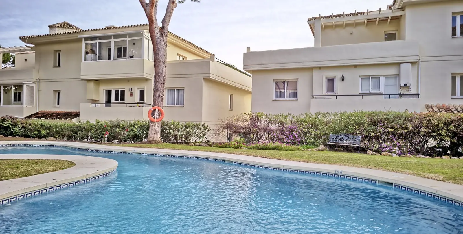 Sale of ground floor apartment in Cabopino 28
