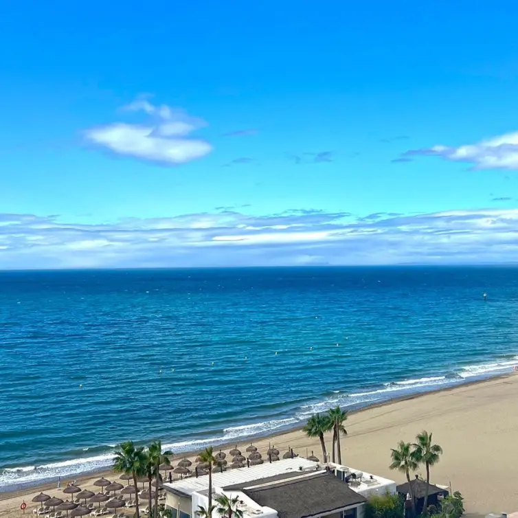 Продажа апартаментов на среднем этаже в Marbella