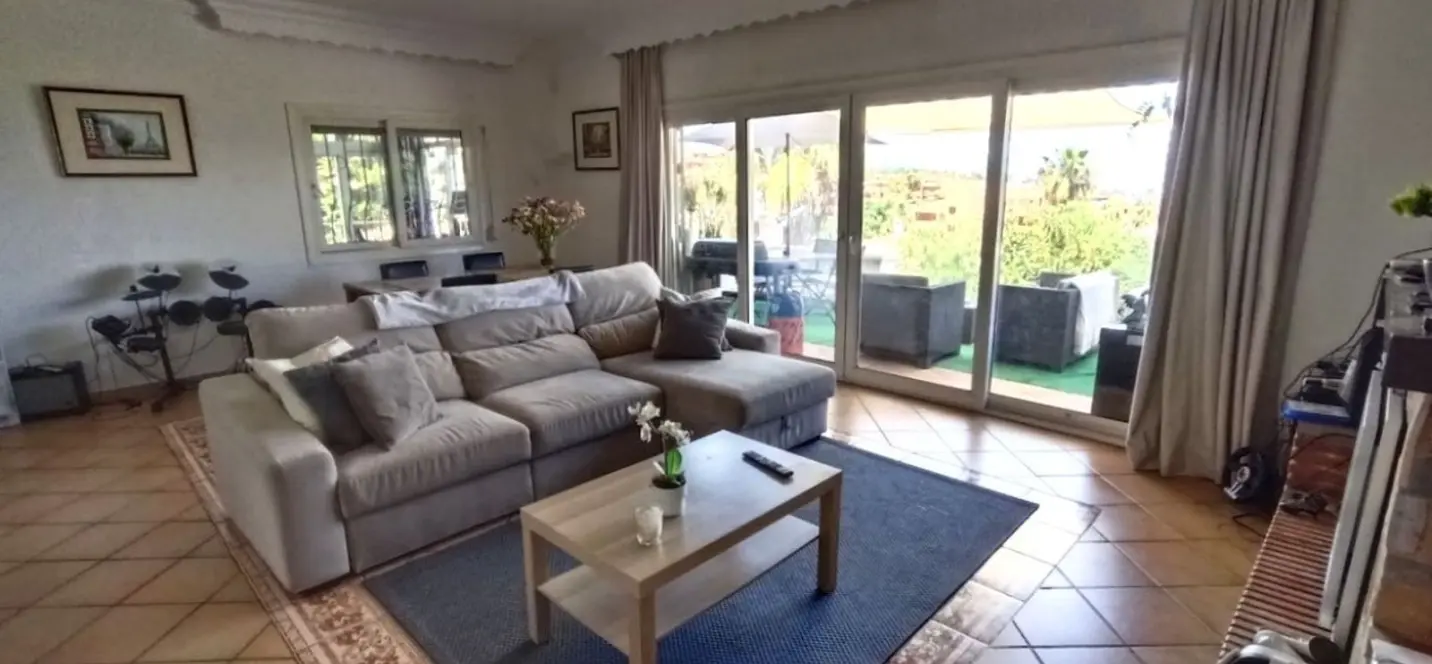 Sale of detached villa in Estepona 1