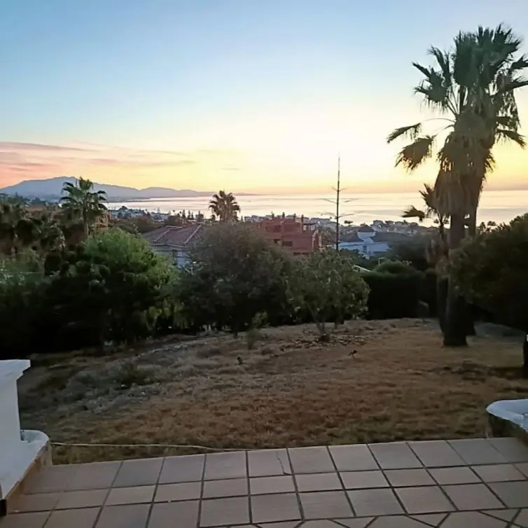 Sale of detached villa in Estepona