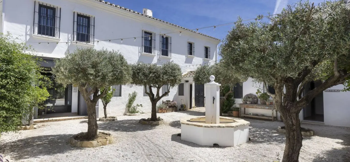 Sale of hotel in Villanueva De La Concepcion 4