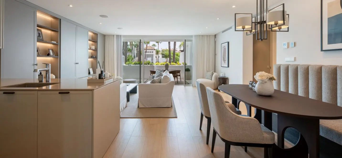 Sale of middle floor apartment in The Golden Mile 0
