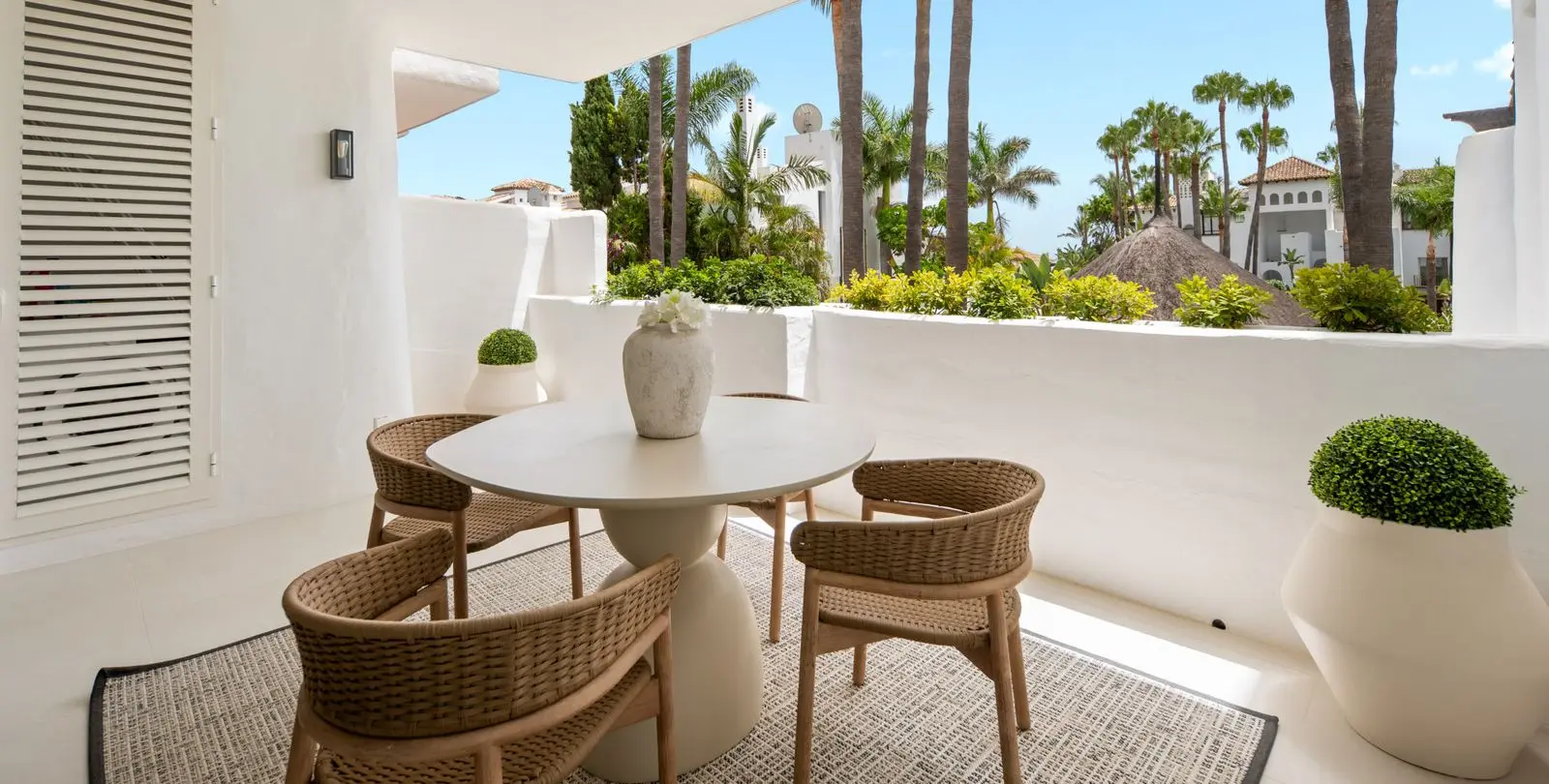 Sale of middle floor apartment in The Golden Mile 2