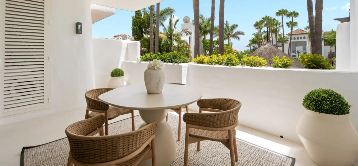 Sale of middle floor apartment in The Golden Mile 1