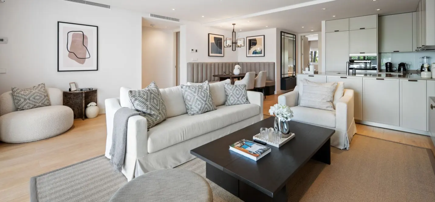 Sale of middle floor apartment in The Golden Mile 2