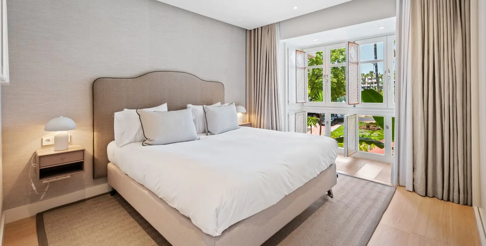 Sale of middle floor apartment in The Golden Mile 24