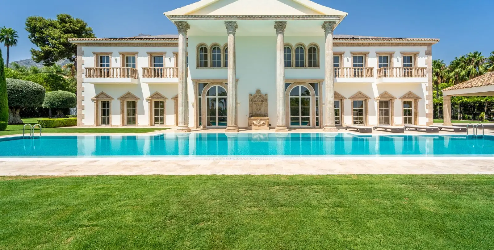 Sale of detached villa in Sierra Blanca 5